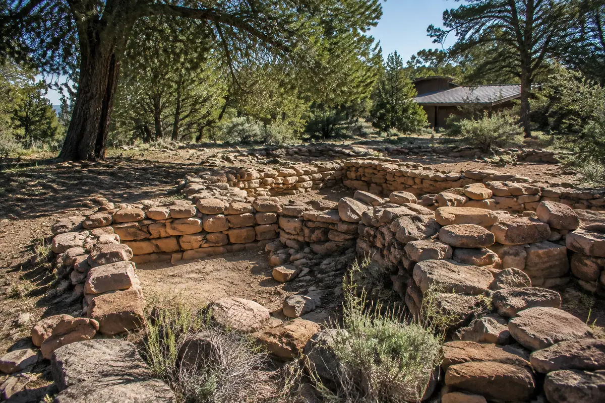 Photoreal ancestral Puebloan ruins at Tusayan Museum near the Grand Canyon