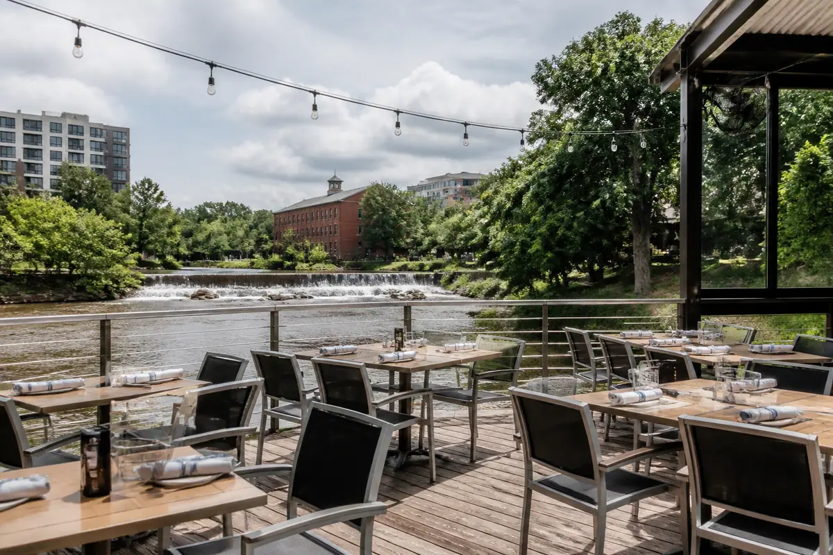 Photoreal dining scene at Sully’s Steamers in Greenville